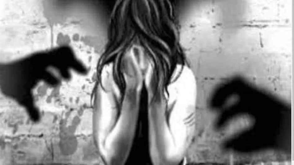 गैंगरेप करने के बाद छोड़ दिया था नंगा सड़क पर, लोगों ने पागल समझ लिया गैंगरेप करने के बाद छोड़ दिया था नंगा सड़क पर, लोगों ने पागल समझ लिया