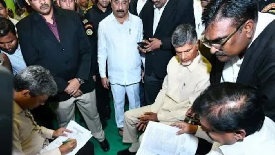 तेदेपा प्रमुख चंद्रबाबू नायडू केंद्रीय जेल पहुंचे तेदेपा प्रमुख चंद्रबाबू नायडू केंद्रीय जेल पहुंचे