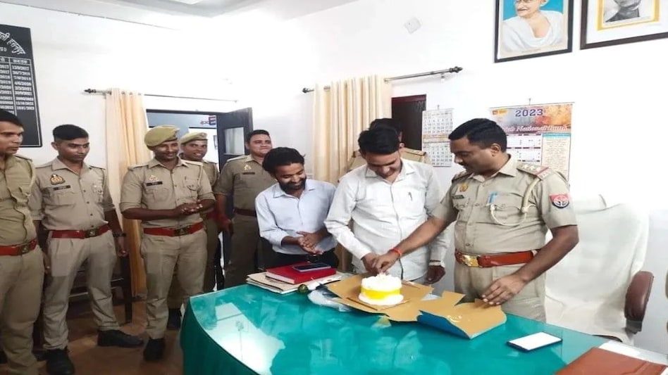अमरोहा के थाने में सपा नेता के भाई बिलाल ने केक काट बर्थडे मनाया, गिफ्ट में थानेदार का हुआ ट्रांसफर अमरोहा के थाने में सपा नेता के भाई बिलाल ने केक काट बर्थडे मनाया, गिफ्ट में थानेदार का हुआ ट्रांसफर