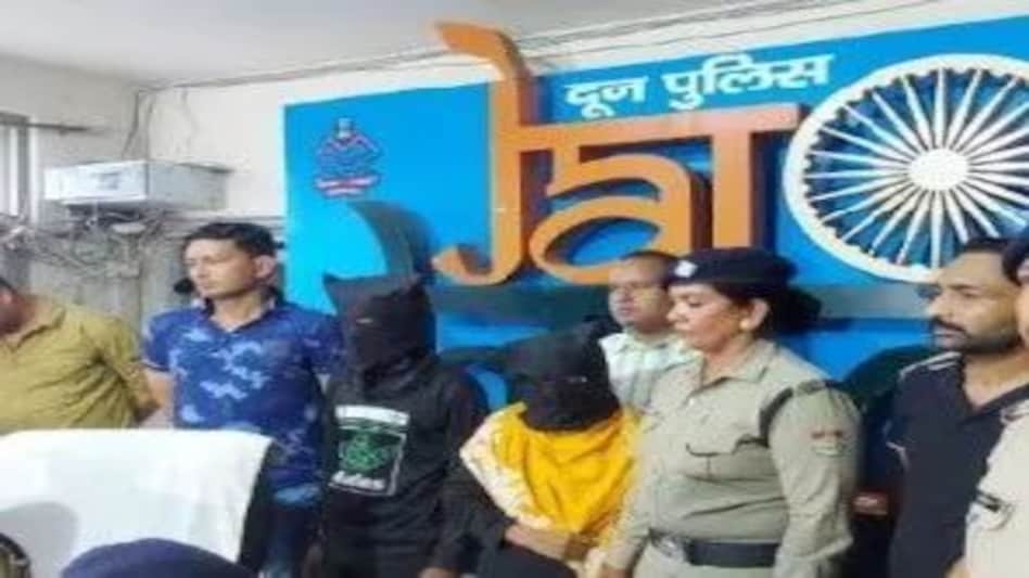 मसूरी में प्रेमी की हत्या कर होटल कमरे में छुपा दी थी लाश, कुदरत ने प्रेमी के नाम का बनवाया था टैटू, शादी से मना करने पर किया कत्ल मसूरी में प्रेमी की हत्या कर होटल कमरे में छुपा दी थी लाश, कुदरत ने प्रेमी के नाम का बनवाया था टैटू...