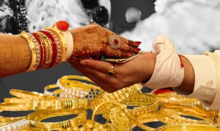 56 साल की महिला ने FACEBOOK पर दोस्ती कर 42 साल के युवक से की शादी, वो निकला लुटेरा, ले भागा 45 लाख रुपये व ज्वैलरी 56 साल की महिला ने FACEBOOK पर दोस्ती कर 42 साल के युवक से की शादी, वो निकला लुटेरा, ले भागा 45 लाख...