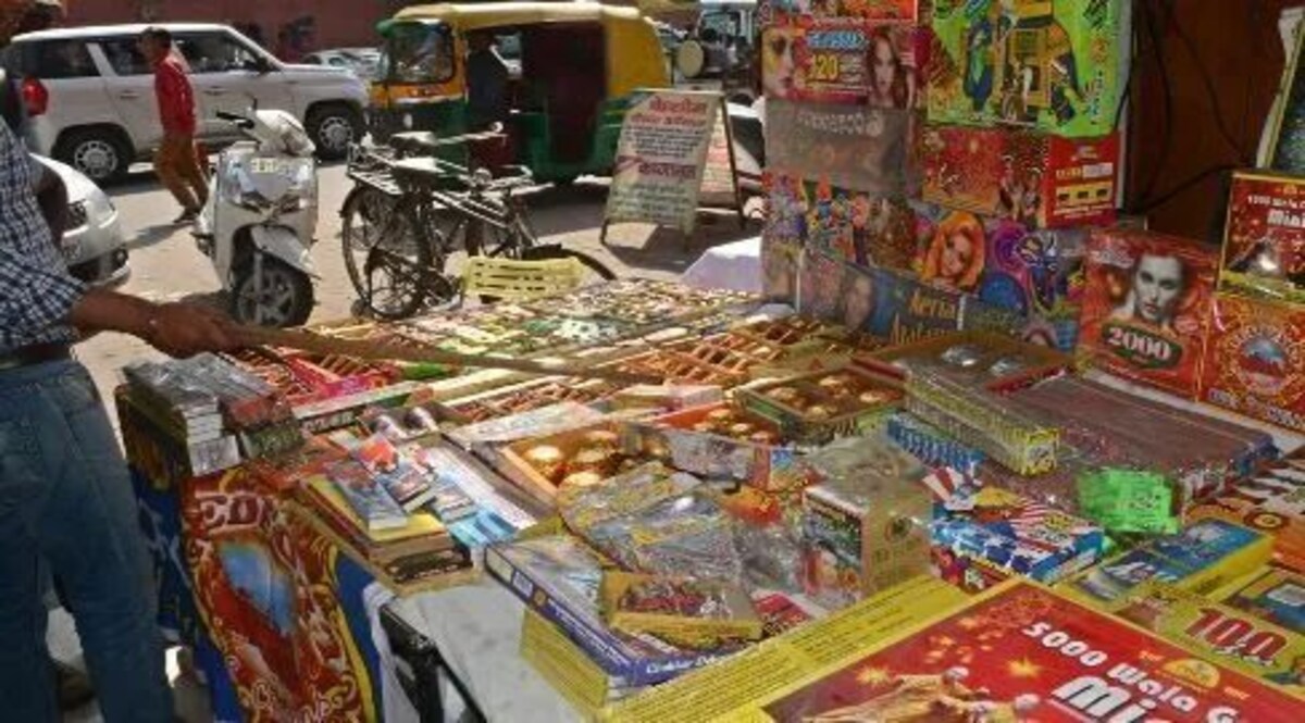 न्यायालय ने पटाखों पर पूर्ण प्रतिबंध लगाने संबंधी आदेश में हस्तक्षेप करने से इनकार किया Fire Crackers