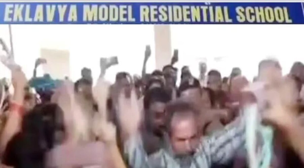 ड्रेस की नाप लेने आए दर्जियों ने की छात्राओं से छेड़छाड़! परिजनों ने किया हंगामा