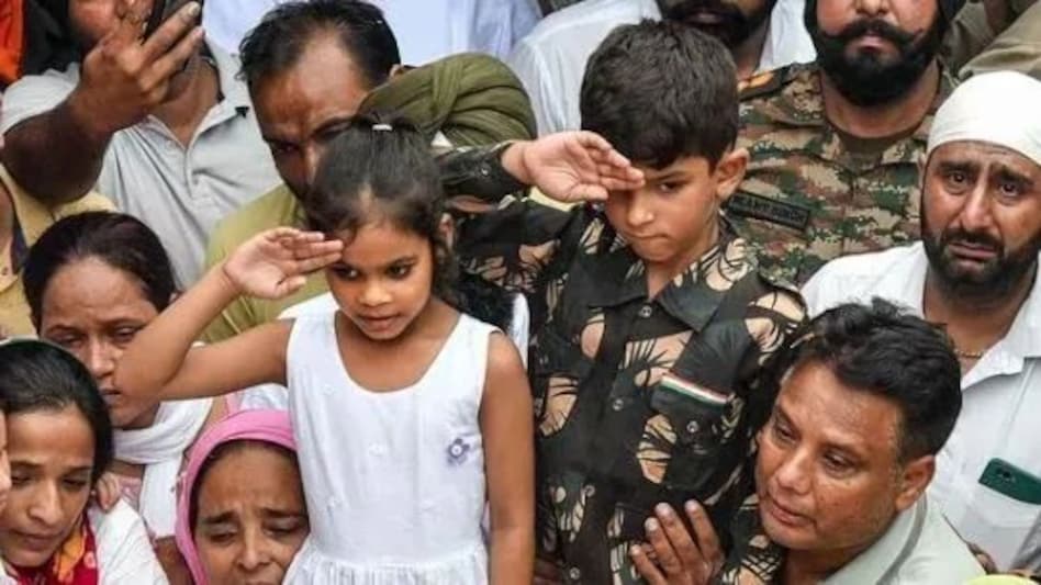 शहीद कर्नल को 6 साल के बेटे ने वर्दी पहनकर किया सैल्यूट, मंजर देखकर रो पड़ी हरेक आंख शहीद कर्नल को 6 साल के बेटे ने वर्दी पहनकर किया सैल्यूट, मंजर देखकर रो पड़ी हरेक आंख