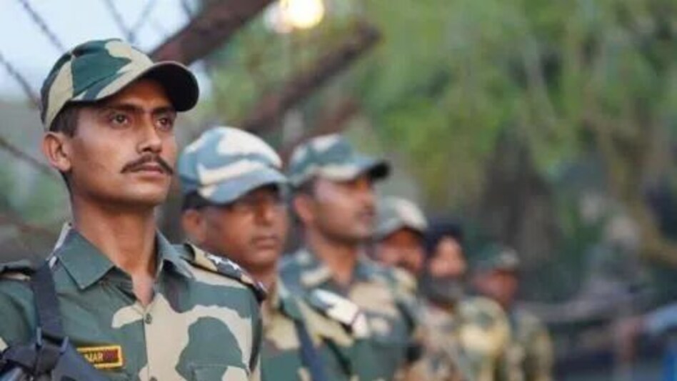 बीएसएफ ने गैरकानूनी रूप से अंतरराष्ट्रीय सीमा पार कर रहे 45 लोगों को किया गिरफ्तार बीएसएफ ने गैरकानूनी रूप से अंतरराष्ट्रीय सीमा पार कर रहे 45 लोगों को किया गिरफ्तार