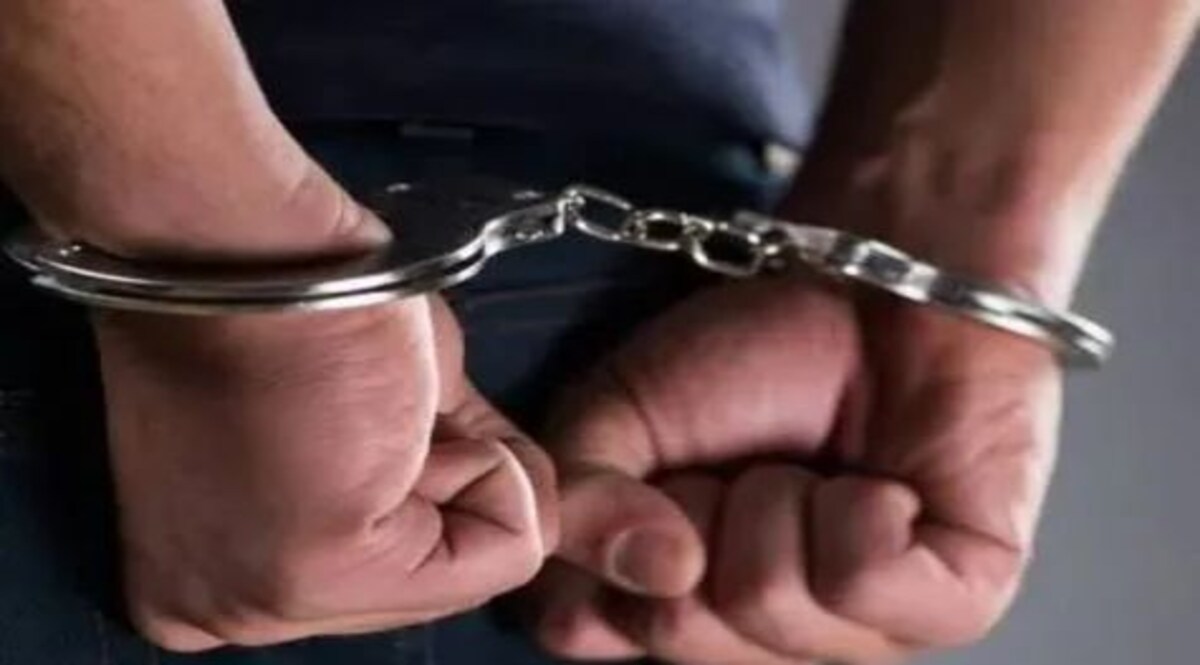 दिल्ली में मंदिर के बाहर मूर्ति को क्षति पहुंचाने के मामले में युवक गिरफ्तार प्रतिकात्मक तस्वीर