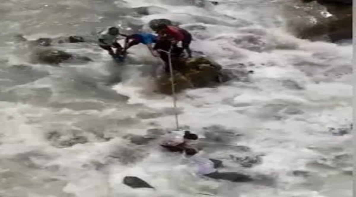 मप्र : उफनती नदी में बही एसयूवी, पूर्व मंत्री का 19 वर्षीय बेटा समेत तीन लोग बचाए गए उफनती नदी में बही एसयूवी