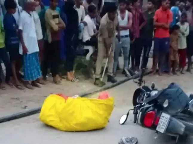 पॉलिथिन में बांधकर बाइक पर ले जा रहे थे लाश, स्पीड ब्रेकर ने कर दिया हत्या का खुलासा पॉलिथिन में बांधकर बाइक पर ले जा रहे थे लाश, स्पीड ब्रेकर ने कर दिया हत्या का खुलासा