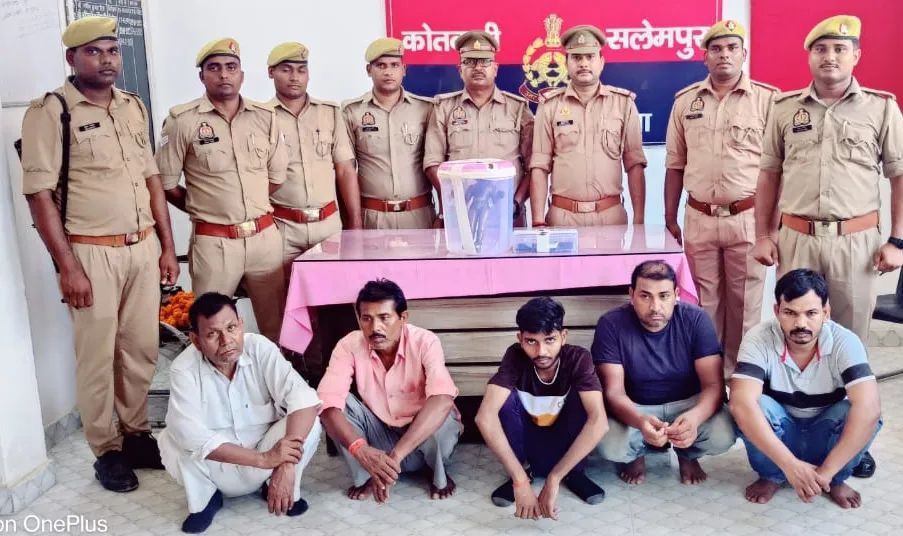 यूपी के देवरिया में एक करोड़ रुपए की अष्टधातु की मूर्ति बरामद, पांच आरोपी गिरफ्तार यूपी के देवरिया में एक करोड़ रुपए की अष्टधातु की मूर्ति बरामद, पांच आरोपी गिरफ्तार