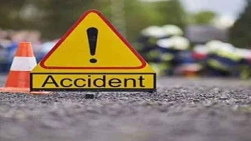 एमपी में पानी से भरे गड्ढे में कार गिरने से तीन बच्चों समेत चार लोगों की मौत एमपी में पानी से भरे गड्ढे में कार गिरने से तीन बच्चों समेत चार लोगों की मौत