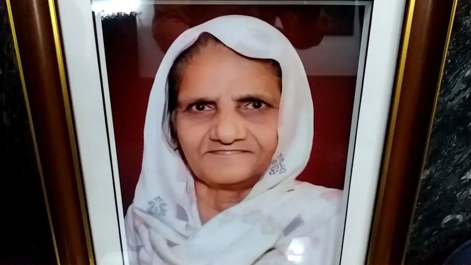 रोडरेज के चलते दो पक्षो में मारपीट, हमले में घायल 76 वर्षीय बुजुर्ग महिला की मौत, एक आरोपी गिरफ्तार रोडरेज के चलते दो पक्षो में मारपीट, हमले में घायल 76 वर्षीय बुजुर्ग महिला की मौत, एक आरोपी गिरफ्तार