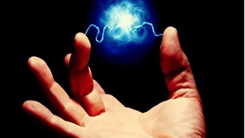 ऐसे बावर्ची से बचके रहना, रसोइये ने खराब व्यवहार के लिए मालकिन को लगाया करंट ऐसे बावर्ची से बचके रहना, रसोइये ने खराब व्यवहार के लिए मालकिन को लगाया करंट