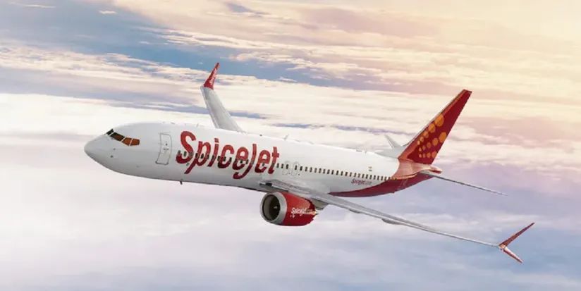 हवा में उड़ते प्लेन की खिड़की में आई दरार, स्पाइसजेट का विमान वापस कोलकाता लौटा जांच जारी