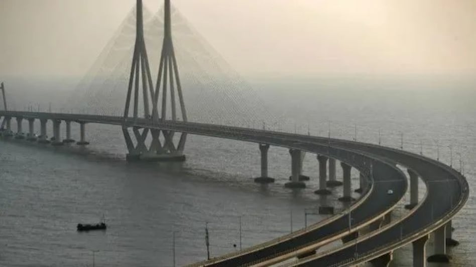 Mumbai : बांद्रा-वर्ली सी लिंक से 35 साल के शख्स ने अरब सागर में छलांग लगाई, नौसेना-तटरक्षक खोज अभियान में जुटे Mumbai : बांद्रा-वर्ली सी लिंक से 35 साल के शख्स ने अरब सागर में छलांग लगाई, नौसेना-तटरक्षक खोज अभि...