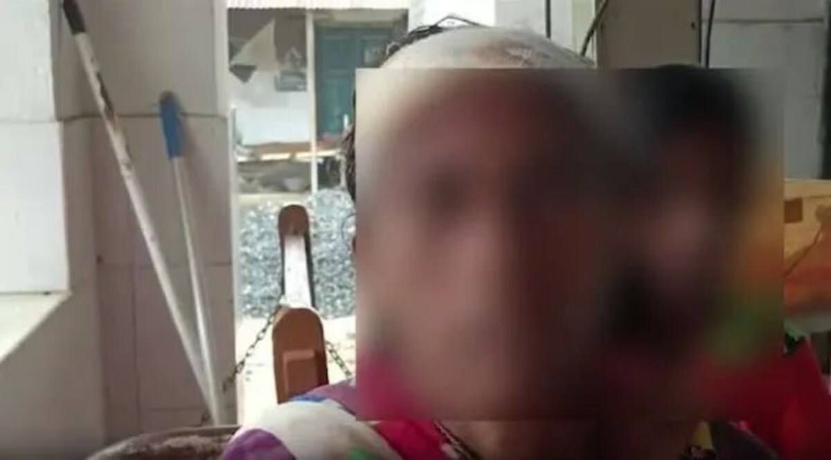 महिला को नंगा करके पहले पीटा और फिर पिलाया पेशाब, उधार की रकम वसूलने का ये है तरीका! महिला को नंगा करके पीटा और फिर पेशाब पिलाया