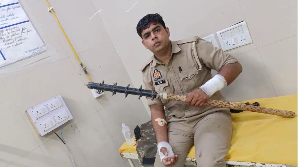 उत्तर प्रदेश के आगरा में अवैध कब्जा हटाने के दौरान पुलिस पर पथराव, कील वाली लाठियों से पुलिस पर हमला कब्जा हटाने के दौरान पुलिस पर पथराव