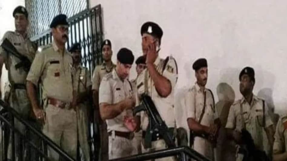 ग्वालियर हिंसा में 700 लोगों के खिलाफ केस दर्ज, शक के घेरे में गुर्जर कार्यक्रम के आयोजकों की भूमिका ग्वालियर हिंसा में 700 लोगों के खिलाफ केस दर्ज, शक के घेरे में गुर्जर कार्यक्रम के आयोजकों की भूमिक...