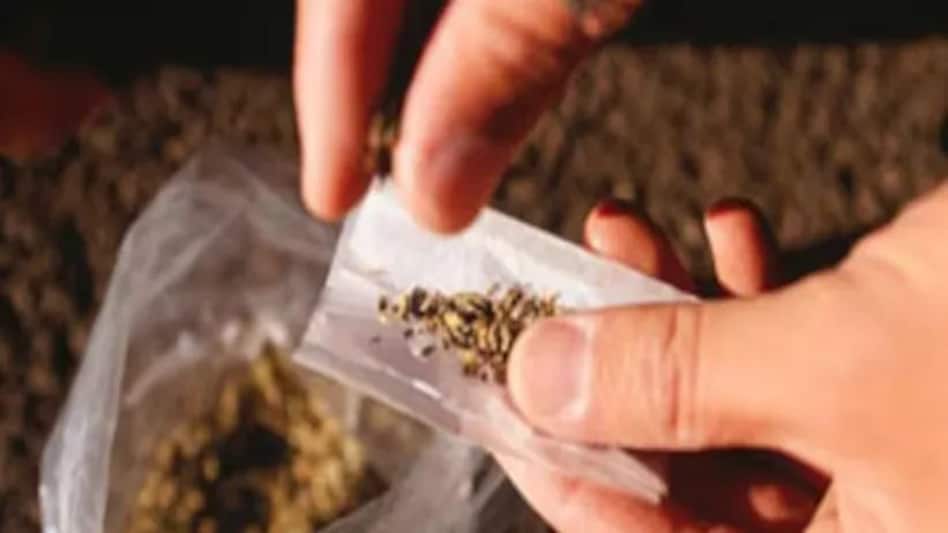 यूपी के बाराबंकी में 24 करोड़ की स्मैक बरामद, पुलिस ने तीन तस्करों को किया गिरफ्तार यूपी के बाराबंकी में 24 करोड़ की स्मैक बरामद, पुलिस ने तीन तस्करों को किया गिरफ्तार