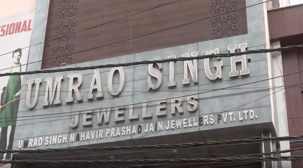 25 करोड़ की चोरी की पूरी कहानी, कैसे फेल हुई सीसीटीवी व स्ट्रांग रुम की सुरक्षा, शोरुम में मिले 30 फिंगर प्रिंट जांच में जुटी पुलिस