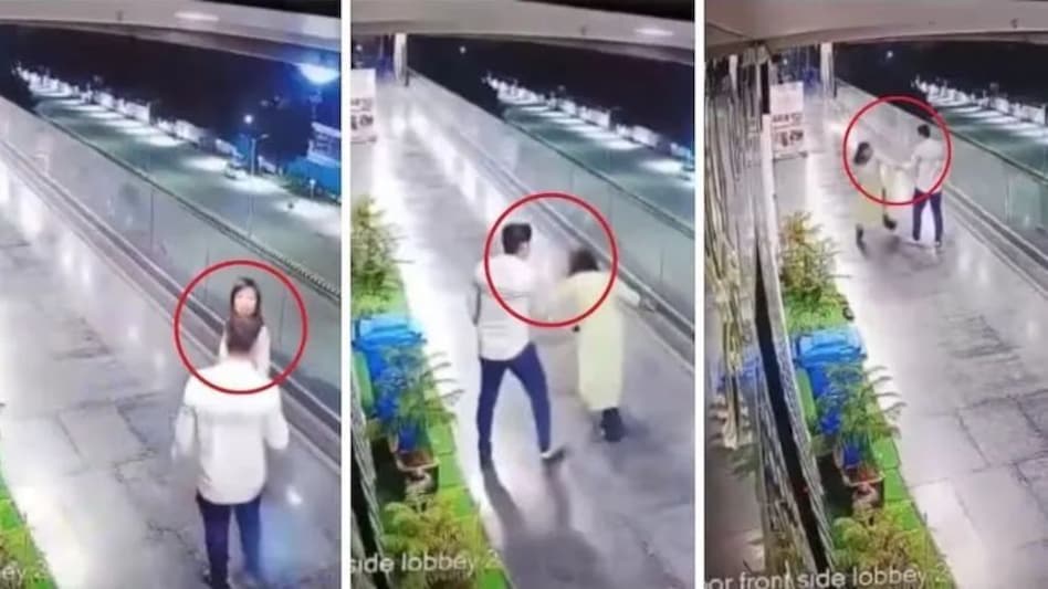 स्पा सेंटर का मालिक बेरहमी से पीटता रहा और लड़की चीखती रही, वीडियो वायरल स्पा सेंटर का मालिक बेरहमी से पीटता रहा और लड़की चीखती रही, वीडियो वायरल