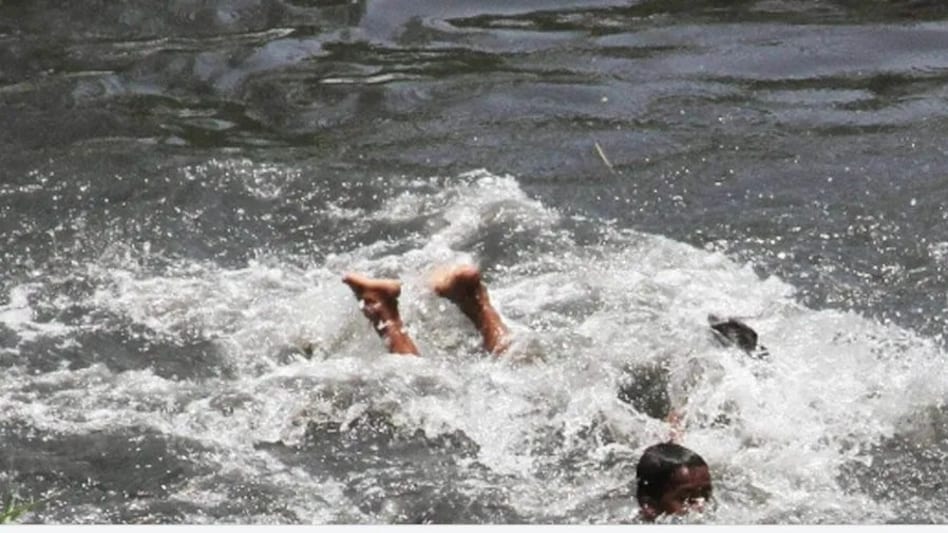 बच्ची को गोद में लेकर वैतरणी नदी में कूद गया पिता, पिता-पुत्री का नहीं मिला कोई सुराग बच्ची को गोद में लेकर वैतरणी नदी में कूद गया पिता, पिता-पुत्री का नहीं मिला कोई सुराग