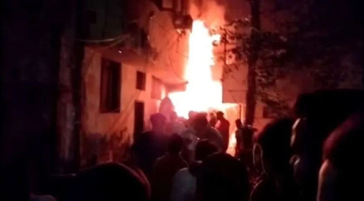 Mukherjee Nagar Fire: आग और धुएं से बेहोश ढाई साल की बच्ची के रोते ही सारा आलम आंसुओं से भीग गया मुखर्जी नगर की बिल्डिंग में लगी आग में घिरी थीं 30 लड़कियां