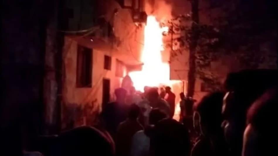 Mukherjee Nagar Fire: आग और धुएं से बेहोश ढाई साल की बच्ची के रोते ही सारा आलम आंसुओं से भीग गया Mukherjee Nagar Fire: आग और धुएं से बेहोश ढाई साल की बच्ची के रोते ही सारा आलम आंसुओं से भीग गया