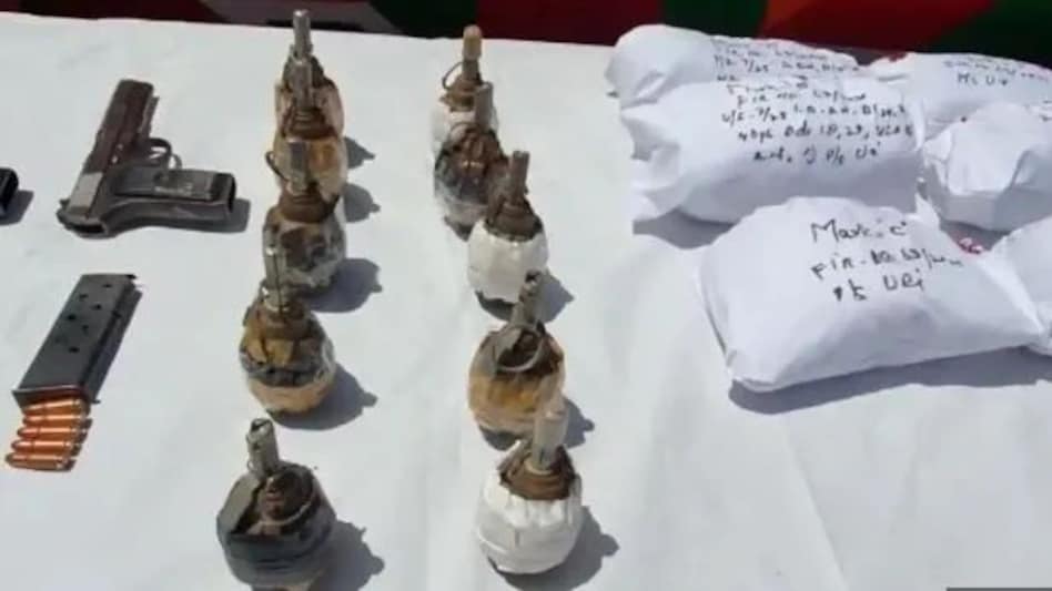 Jammu Kashmir: दारोगा ने की वर्दी से गद्दारी, NARCO TERROR फैलाने में आया नाम Jammu Kashmir: दारोगा ने की वर्दी से गद्दारी, NARCO TERROR फैलाने में आया नाम