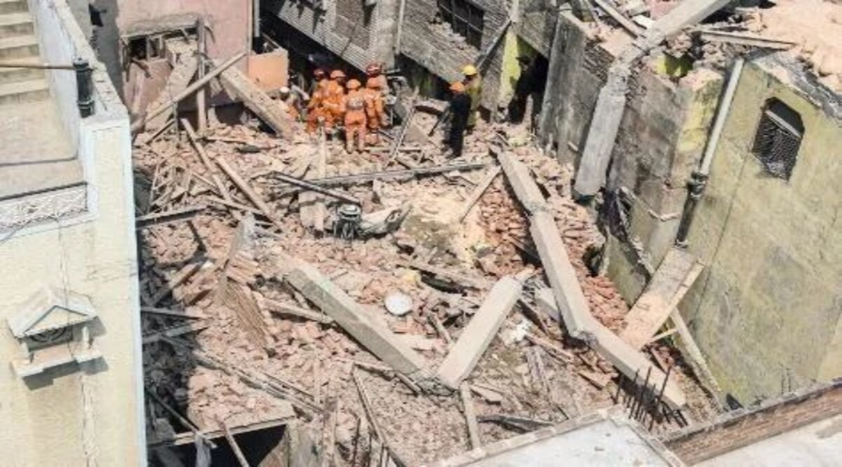 लखनऊ में निर्माणाधीन अपार्टमेंट के बेसमेंट के मलबे में दबकर एक बच्ची समेत दो लोगों की मौत निर्माणाधीन अपार्टमेंट
