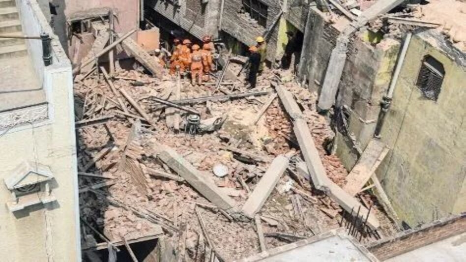 लखनऊ में निर्माणाधीन अपार्टमेंट के बेसमेंट के मलबे में दबकर एक बच्ची समेत दो लोगों की मौत लखनऊ में निर्माणाधीन अपार्टमेंट के बेसमेंट के मलबे में दबकर एक बच्ची समेत दो लोगों की मौत