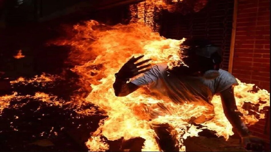 बिना शादी के प्रेग्नेंट हुई लड़की, जब भाई और मां को पता चला तो पेट्रोल छिड़क जिंदा जलाया बिना शादी के प्रेग्नेंट हुई लड़की, जब भाई और मां को पता चला तो पेट्रोल छिड़क जिंदा जलाया