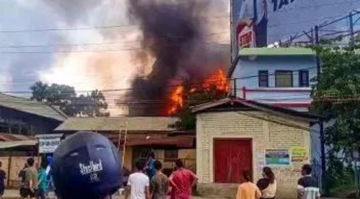 इंफाल घाटी में स्थिति शांत लेकिन तनावपूर्ण, कर्फ्यू में ढील Manipur Latest News