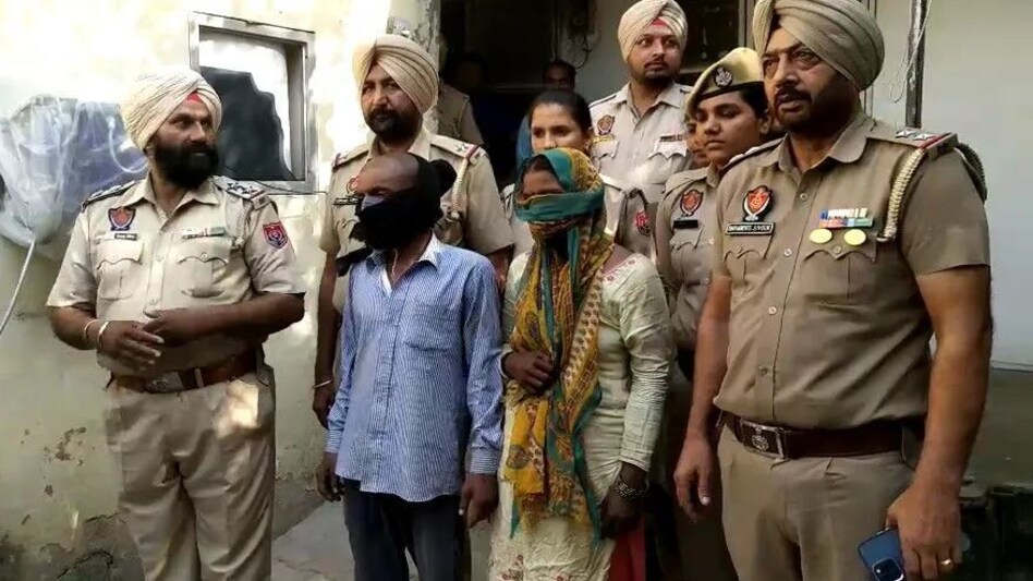 जालंधर में 3 बच्चियों की हत्या कर बक्से में लाश डाली, मां-बाप ही कातिल निकले, गरीबी में पेट पालना कठिन था जहर देकर बक्से में बंद कर दिया जालंधर में 3 बच्चियों की हत्या कर बक्से में लाश डाली, मां-बाप ही कातिल निकले, गरीबी में पेट पालना क...