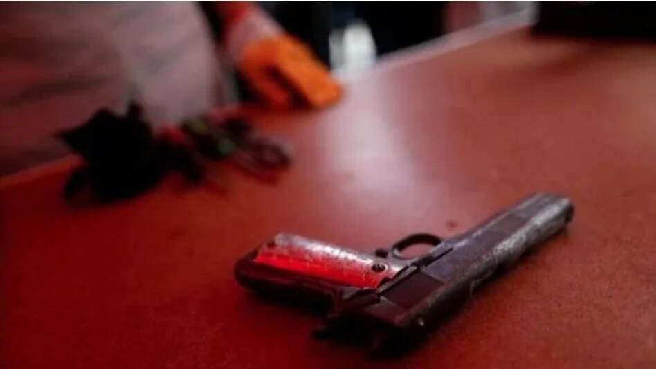 नोएडा में 10 पुलिस कर्मियों के खिलाफ छात्र से मारपीट, अवैध रूप से हिरासत में रखने का मामला दर्ज नोएडा में 10 पुलिस कर्मियों के खिलाफ छात्र से मारपीट, अवैध रूप से हिरासत में रखने का मामला दर्ज