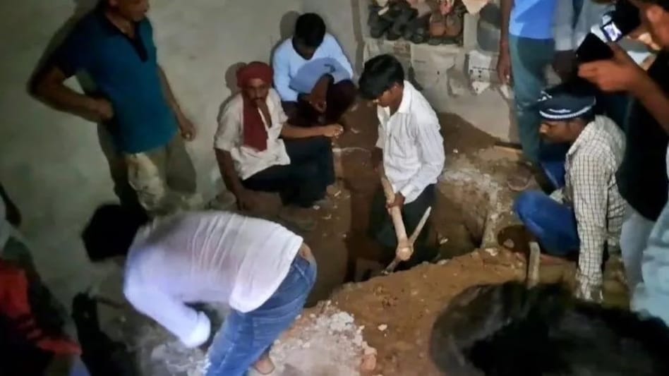 दो प्रेमी, पति गायब, बीवी पर शक, हसबैंड की हत्या कर घर में दफनाई लाश, खुदाई से हो रही सच की तलाश दो प्रेमी, पति गायब, बीवी पर शक, हसबैंड की हत्या कर घर में दफनाई लाश, खुदाई से हो रही सच की तलाश