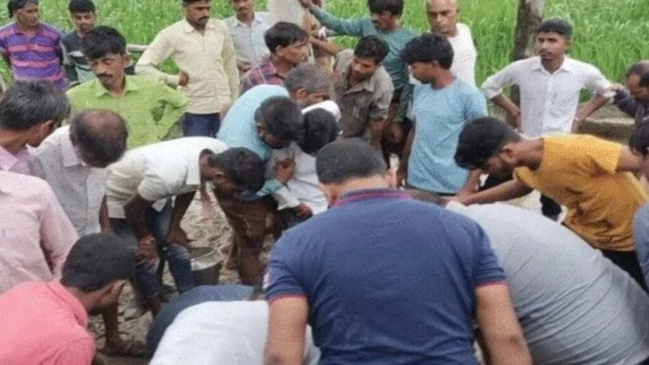 सोनभद्र में मौत का कुआं : पंप निकालने कुएं में उतरे दो सगे भाइयों समेत 3 की मौत, जहरीली गैस की आशंका सोनभद्र में मौत का कुआं : पंप निकालने कुएं में उतरे दो सगे भाइयों समेत 3 की मौत, जहरीली गैस की आशंक...