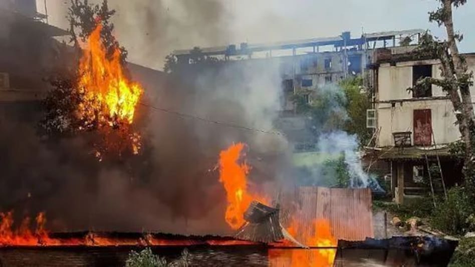 मणिपुर में नए सिरे से हिंसा, इंफाल में दो घरों में आग लगाई मणिपुर में नए सिरे से हिंसा, इंफाल में दो घरों में आग लगाई