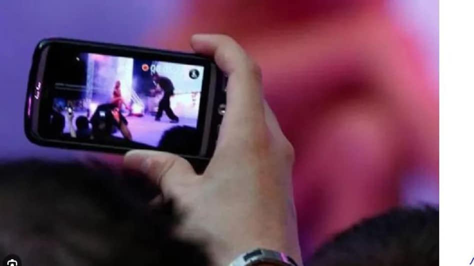 कवयित्री की फर्जी आईडी बनाई, फैन्स और रिश्तेदारों को भेजे न्यूड मैसेज, अश्लील संदेश भेजने वाला आरोपी गिरफ्तार कवयित्री की फर्जी आईडी बनाई, फैन्स और रिश्तेदारों को भेजे न्यूड मैसेज, अश्लील संदेश भेजने वाला आरोप...