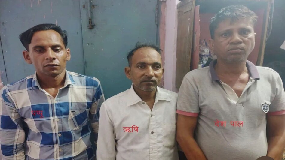 पुलिस ने पकड़ी नक़ली नोटों की गड्डियाँ, मेरठ में एसटीएफ ने जाली नोटों के कारोबार में शामिल तीन व्यक्तियों को पकड़ा पुलिस ने पकड़ी नक़ली नोटों की गड्डियाँ, मेरठ में एसटीएफ ने जाली नोटों के कारोबार में शामिल तीन व्यक...