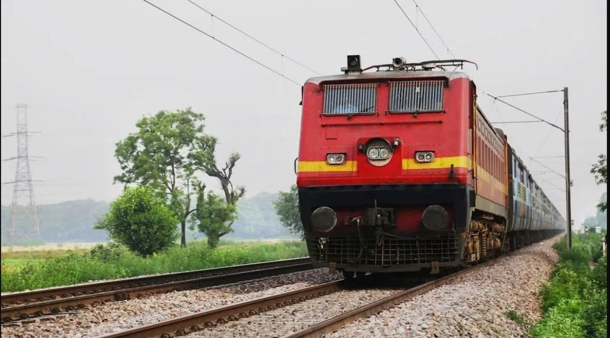 नशे में धुत युवक ने बुजुर्ग दंपत्ति पर कर दिया पेशाब, संपर्क क्रांति एक्सप्रेस में शर्मनाक हरकत crime tak