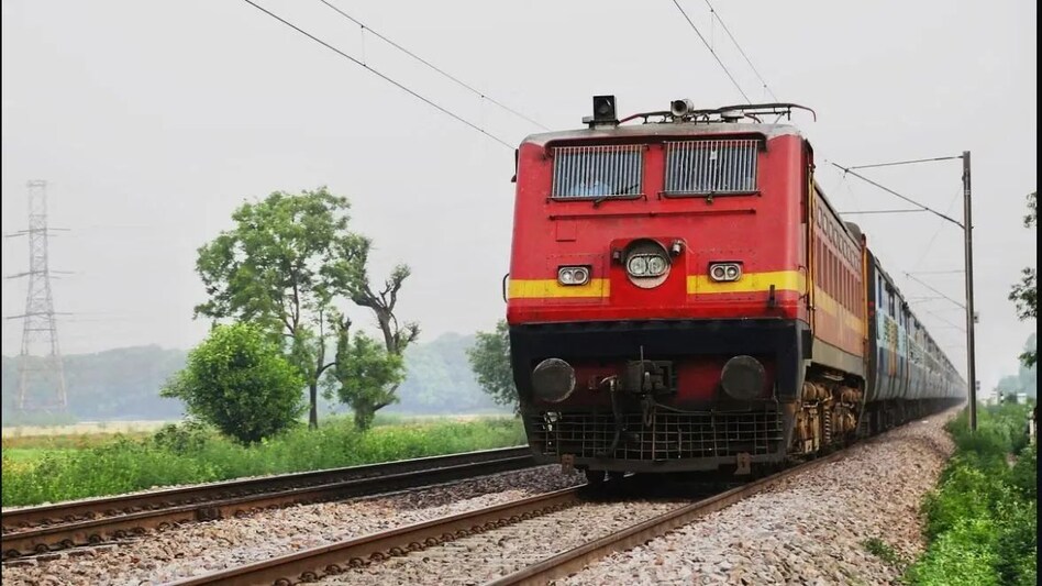 नशे में धुत युवक ने बुजुर्ग दंपत्ति पर कर दिया पेशाब, संपर्क क्रांति एक्सप्रेस में शर्मनाक हरकत नशे में धुत युवक ने बुजुर्ग दंपत्ति पर कर दिया पेशाब, संपर्क क्रांति एक्सप्रेस में शर्मनाक हरकत