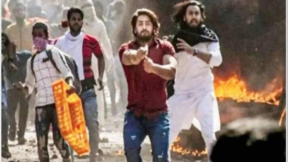 दिल्ली दंगों में पुलिस पर पिस्तौल तानने वाले शाहरुख को मिली ज़मानत, साढ़े तीन साल जेल में रहा, कोर्ट ने जमानत पर रिहाई का हुक्म दिया दिल्ली दंगों में पुलिस पर पिस्तौल तानने वाले शाहरुख को मिली ज़मानत, साढ़े तीन साल जेल में रहा, कोर्...