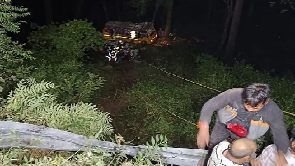 बस नैनीताल के कालाढूंगी में खाई में गिरी, तीन की मौत, 20 लोग किए गए रेस्क्यू बस नैनीताल के कालाढूंगी में खाई में गिरी, तीन की मौत, 20 लोग किए गए रेस्क्यू