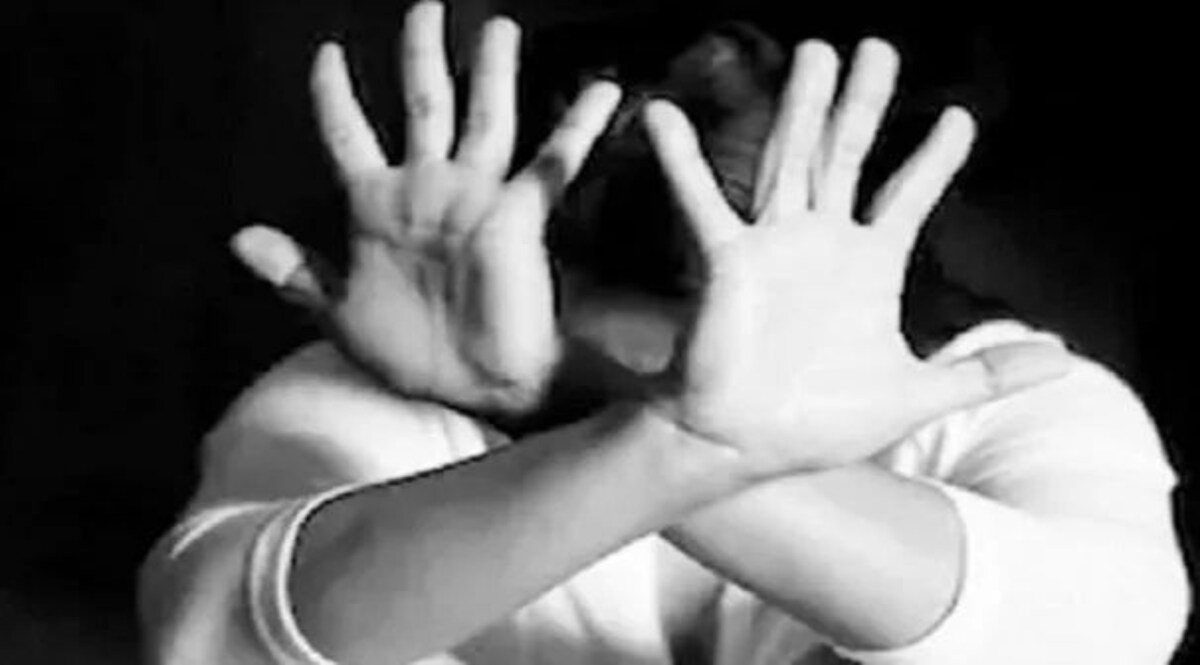 वार्डन ने छात्रा के बाल पकड़कर दीवार पर मारा, घसीटते ले गई रूम तक, माताओं के साथ छात्राएं पहुंची थाने मध्य प्रदेश के खरगोन में छात्रा का दीवार सिर से पीटा