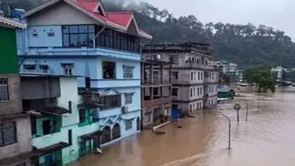 उत्तरी सिक्किम में फंसे हुए पर्यटकों को हेलीकॉप्टरों से सुरक्षित निकाला गया उत्तरी सिक्किम में फंसे हुए पर्यटकों को हेलीकॉप्टरों से सुरक्षित निकाला गया