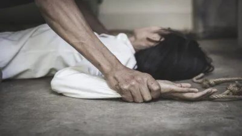 12 साल की बेटी को देख सौतेले बाप की बिगड़ी नीयत, सुनसान जगह ले जाकर किया रेप 12 साल की बेटी को देख सौतेले बाप की बिगड़ी नीयत, सुनसान जगह ले जाकर किया रेप