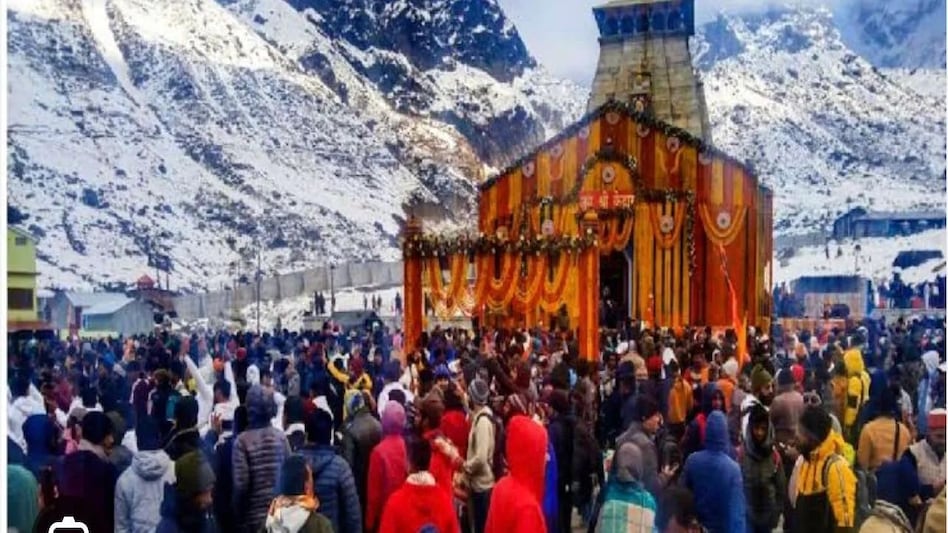 केदारनाथ में बारिश और बर्फ गिरने से ठंड बढ़ी, रोज़ आ रहे हैं बीस हज़ार श्रद्धालु केदारनाथ में बारिश और बर्फ गिरने से ठंड बढ़ी, रोज़ आ रहे हैं बीस हज़ार श्रद्धालु