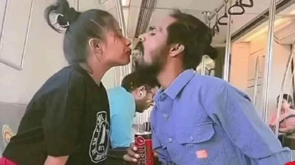 मेट्रो में कपल ने एक दूसरे के मुंह में किया कुल्ला, वीडियो हो गया वायरल मेट्रो में कपल ने एक दूसरे के मुंह में किया कुल्ला, वीडियो हो गया वायरल