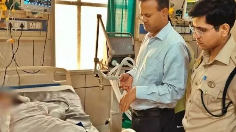 Bareilly Case: मनचलों ने लड़की को पकड़ा और चलती ट्रेन के आगे फेंक दिया, अस्पताल में भर्ती जख्मी लड़की की हालत अभी भी चिंताजनक Bareilly Case: मनचलों ने लड़की को पकड़ा और चलती ट्रेन के आगे फेंक दिया, अस्पताल में भर्ती जख्मी लड़...