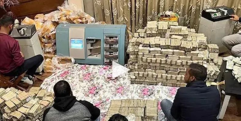 Kanpur : 'इत्र कारोबारी पीयूष जैन ने कैश और सोना छिपाने के लिए घर में बंकर बनवाए थे', देखें वीडियो Kanpur : 'इत्र कारोबारी पीयूष जैन ने कैश और सोना छिपाने के लिए घर में बंकर बनवाए थे', देखें वीडियो